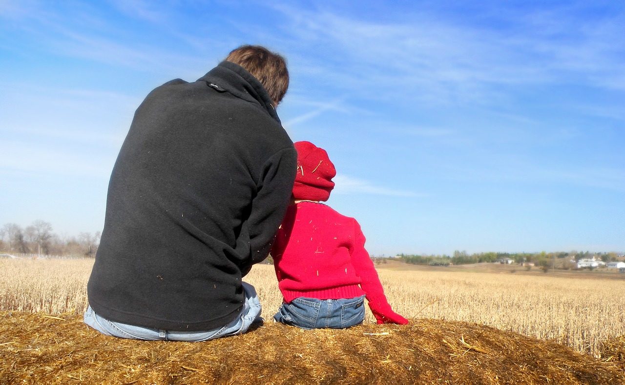 tata i dziecko na polu